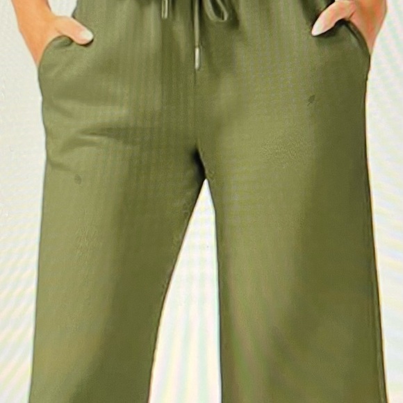 Sleeveless Two Piece Outfit - Picture 4 of 6